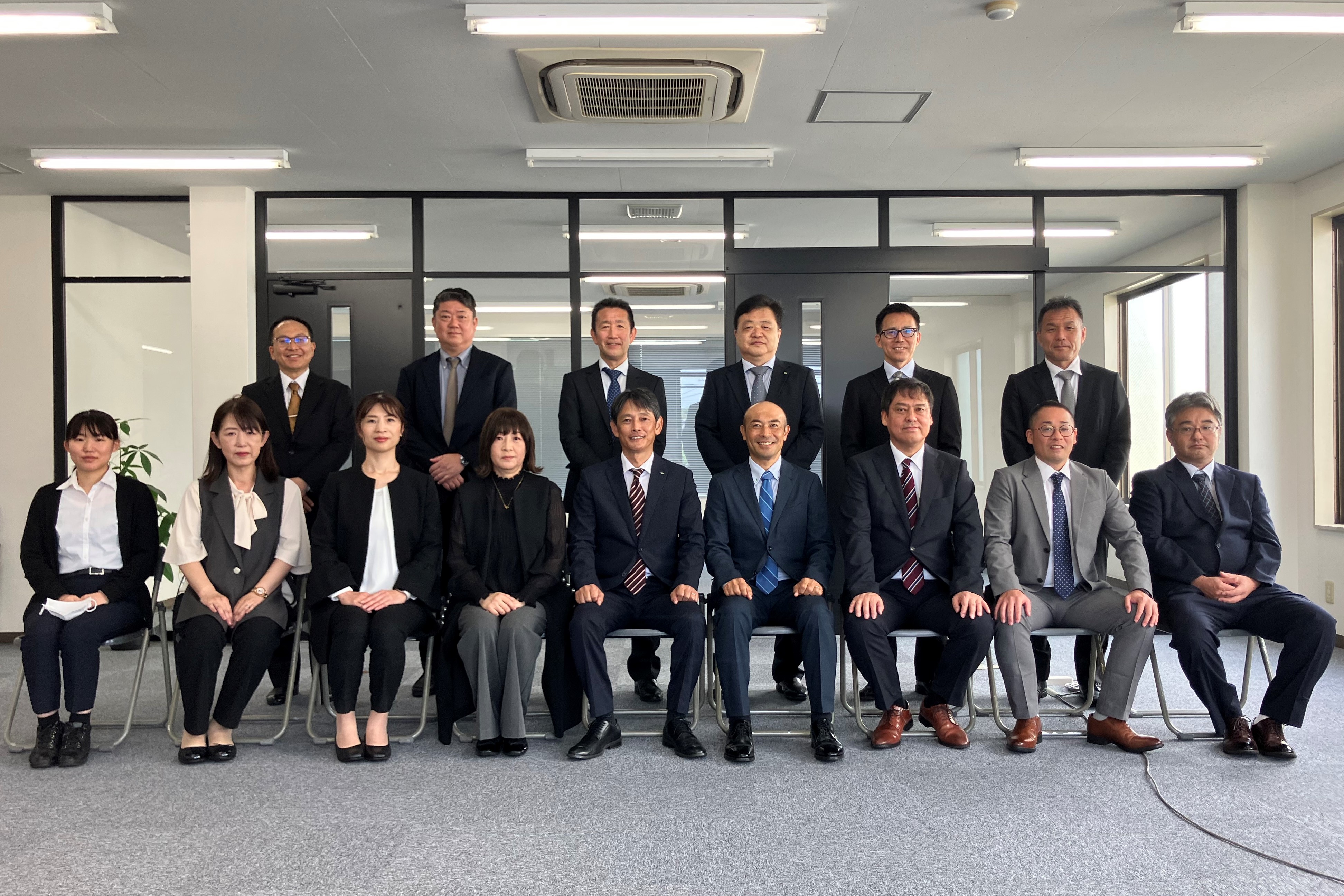 役員と営業所スタッフの皆さん(開所記念集合写真)