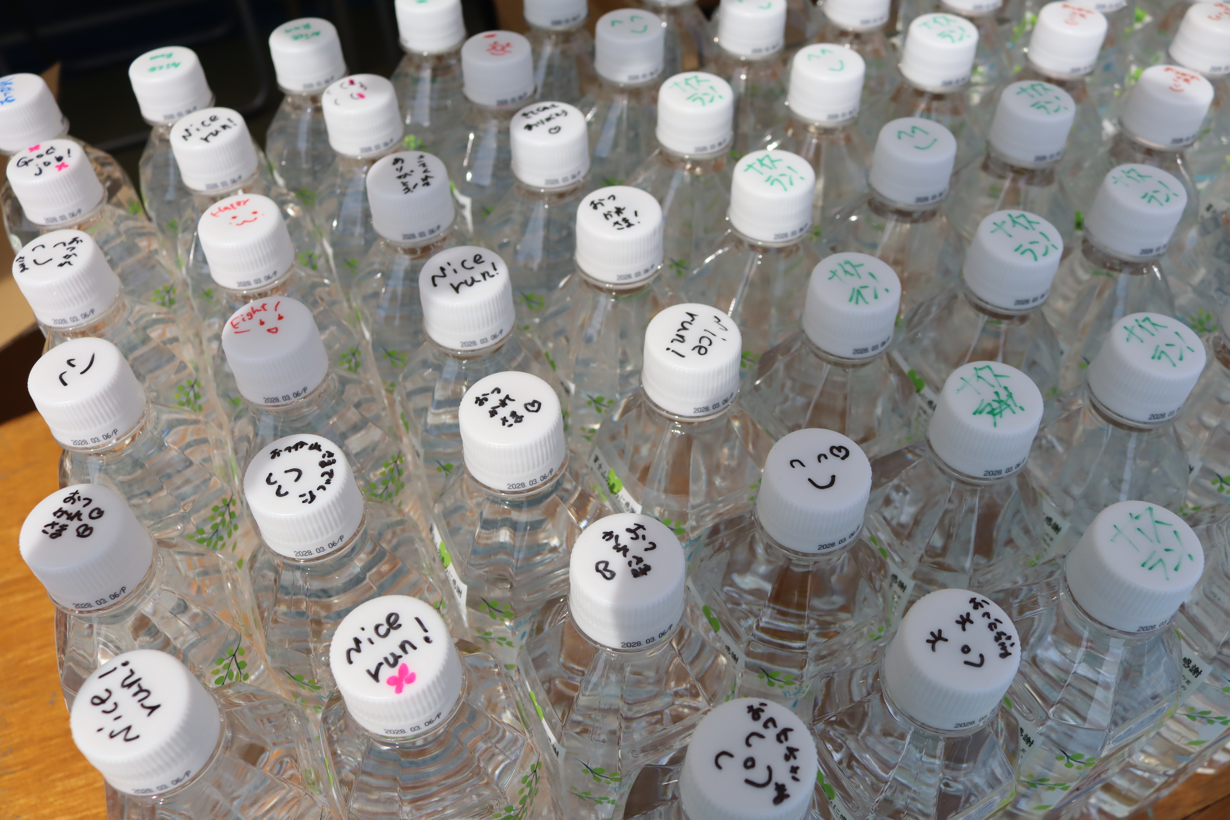 ボランティアが手書きのメッセージを添えて配布